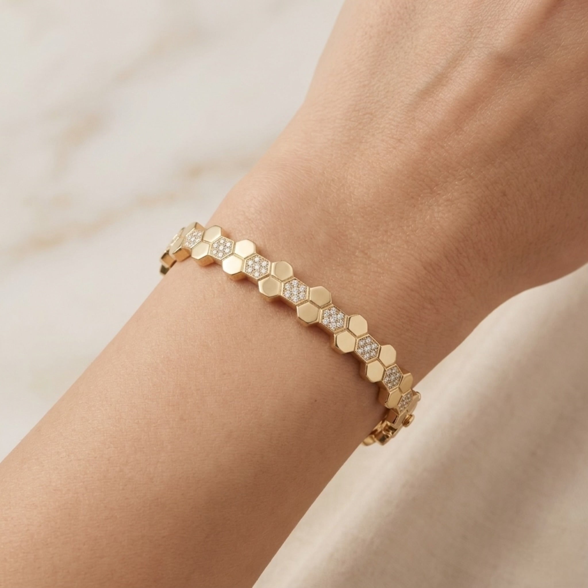 Bracelet "Labyrinthe d'Or" – Jonc Graphique & Moderne