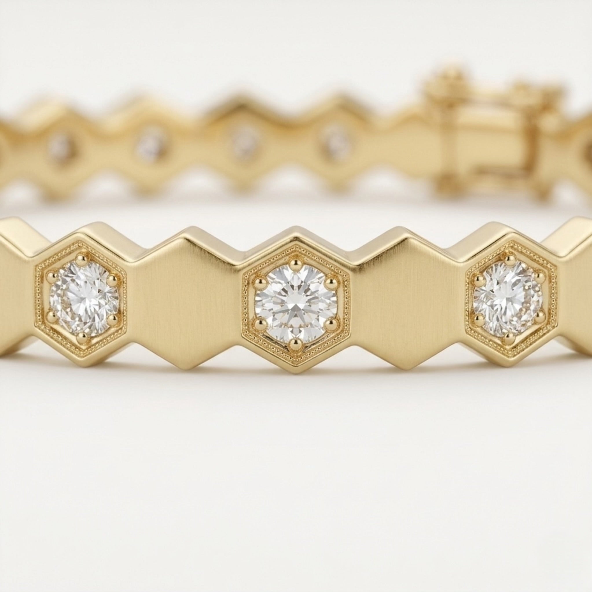 Bracelet Jonc "Alvéole Slim" – Géométrie Dorée & Cristaux