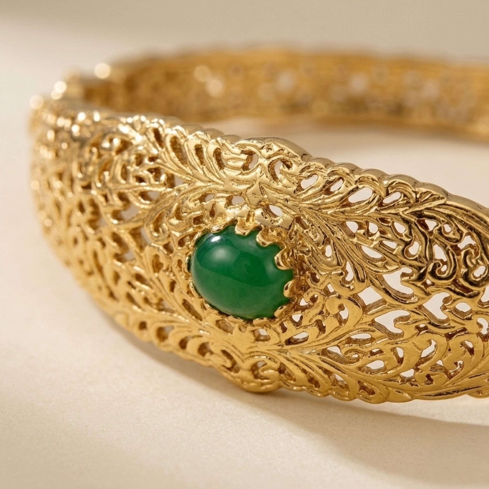 Bracelet "Palais Royal" – Manchette Ciselée & Pierre Émeraude