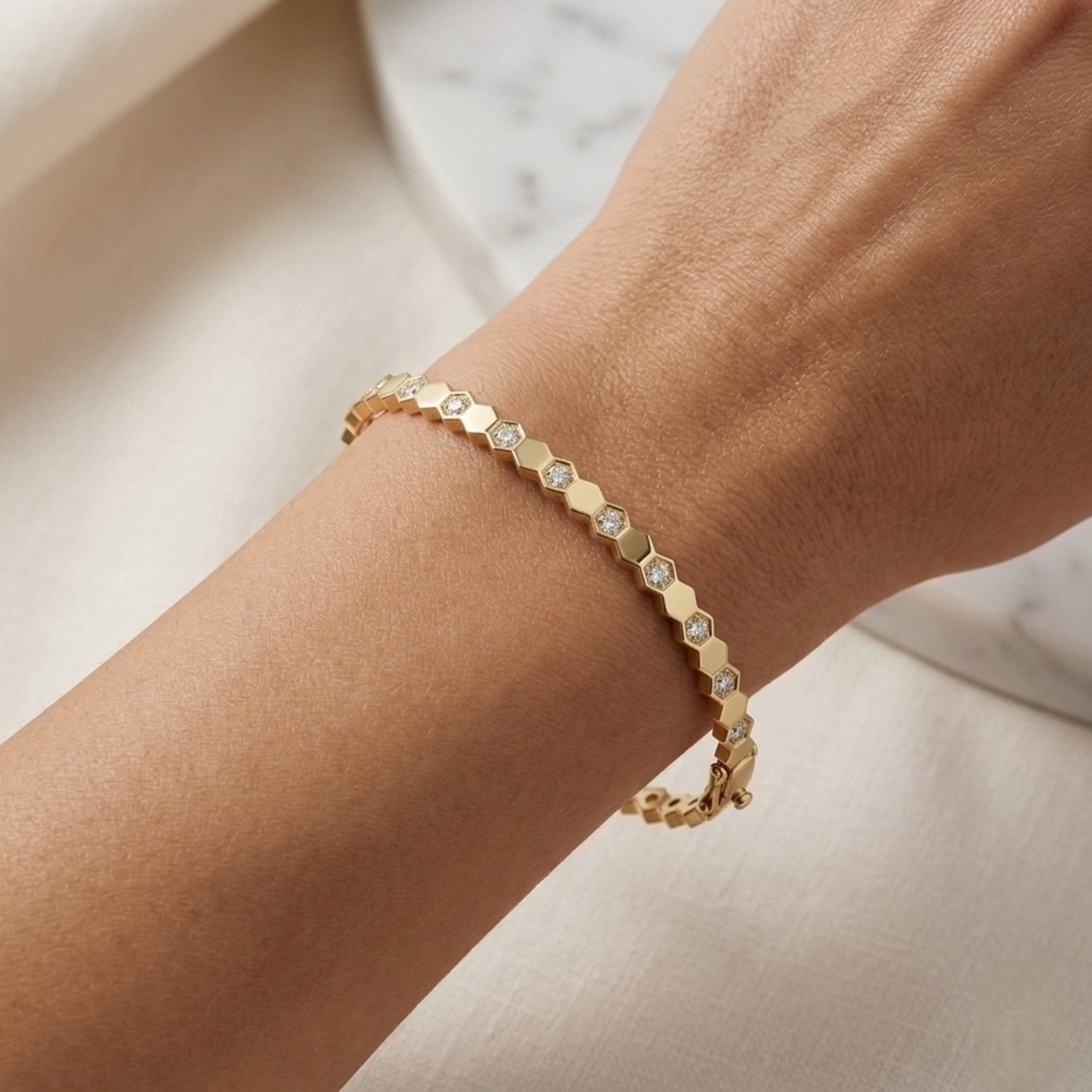 Bracelet Jonc "Alvéole Slim" – Géométrie Dorée & Cristaux