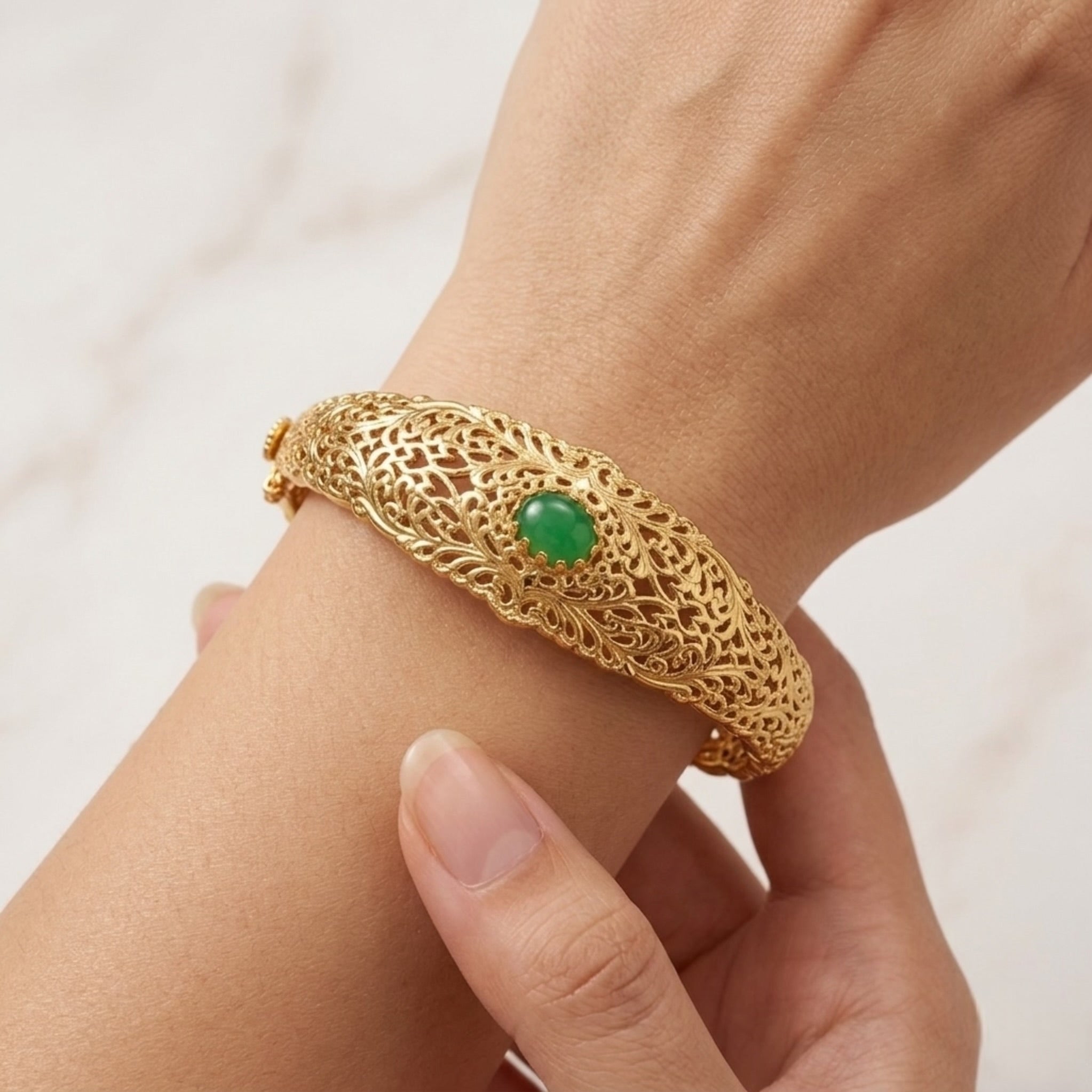 Bracelet "Palais Royal" – Manchette Ciselée & Pierre Émeraude