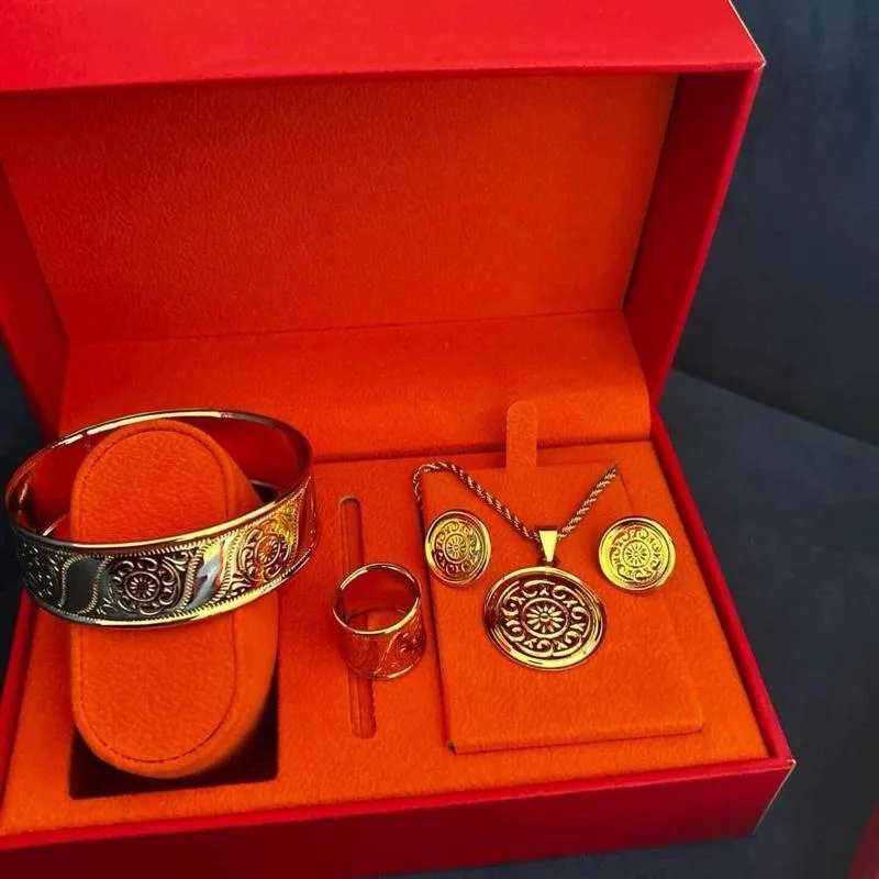 Parure orientale dorée Assir Saboun avec collier, bracelet, bague et boucles d’oreilles