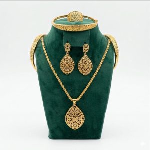 Éclat d'Or Royal - bijou femme dore en acier inoxydable Maison Zayna