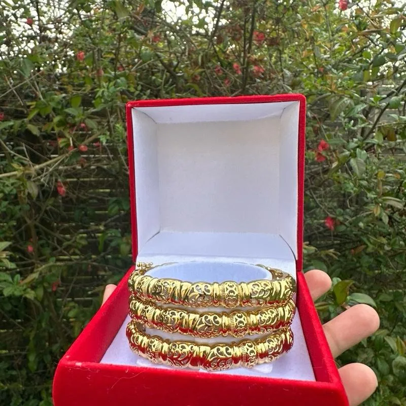 Trio de bracelets joncs dorés ciselés