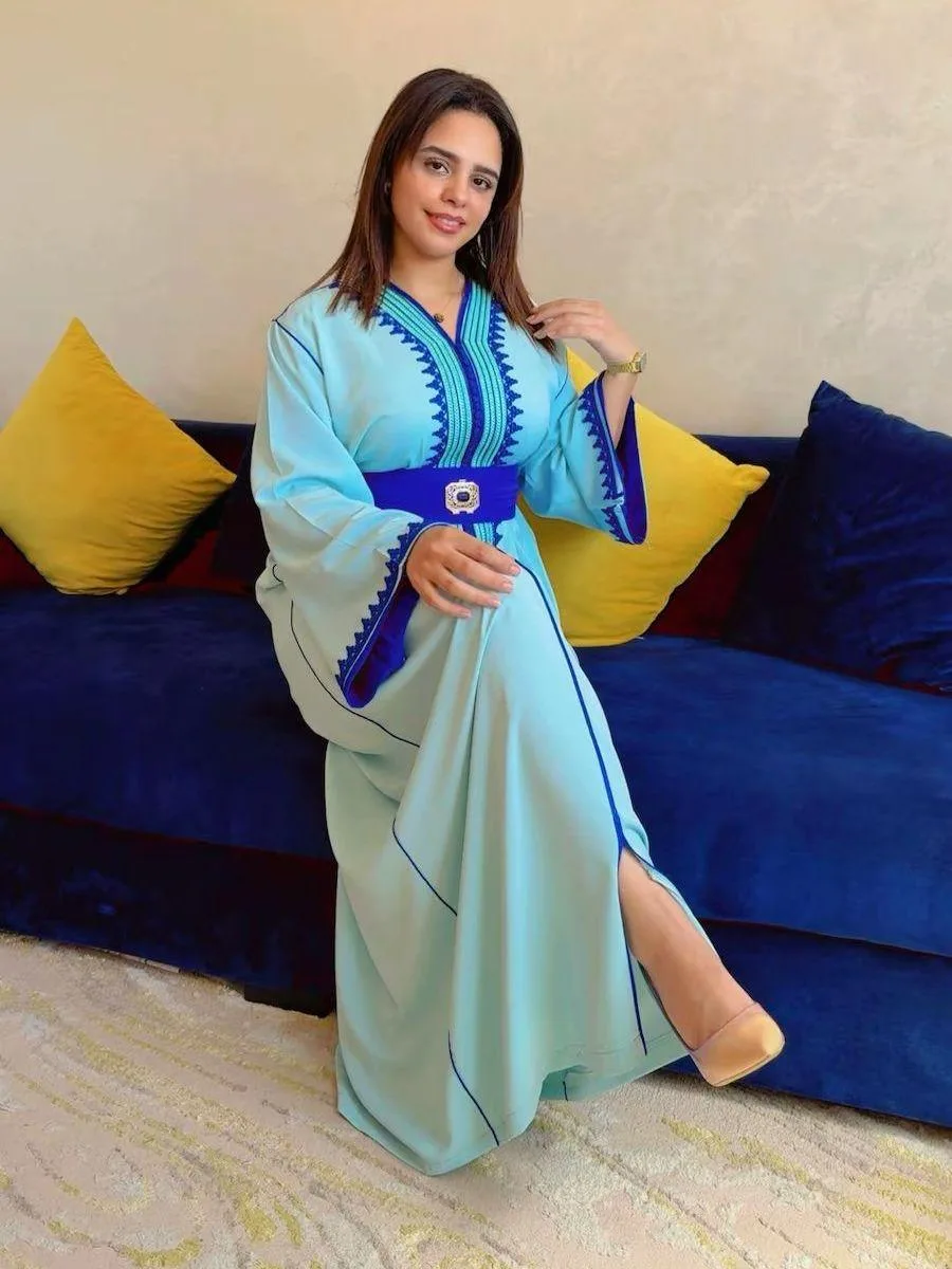 Caftan Alya – Bleu ciel et broderies indigo – vue 2