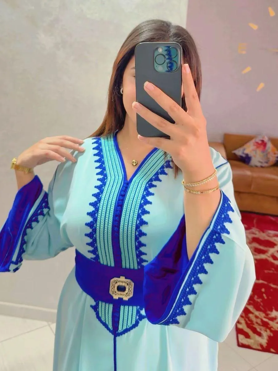 Caftan Alya – Bleu ciel et broderies indigo – vue 3