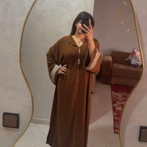 Djellaba Yara marron chocolat portée avec capuche