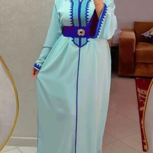 Caftan Alya – Bleu ciel et broderies indigo
