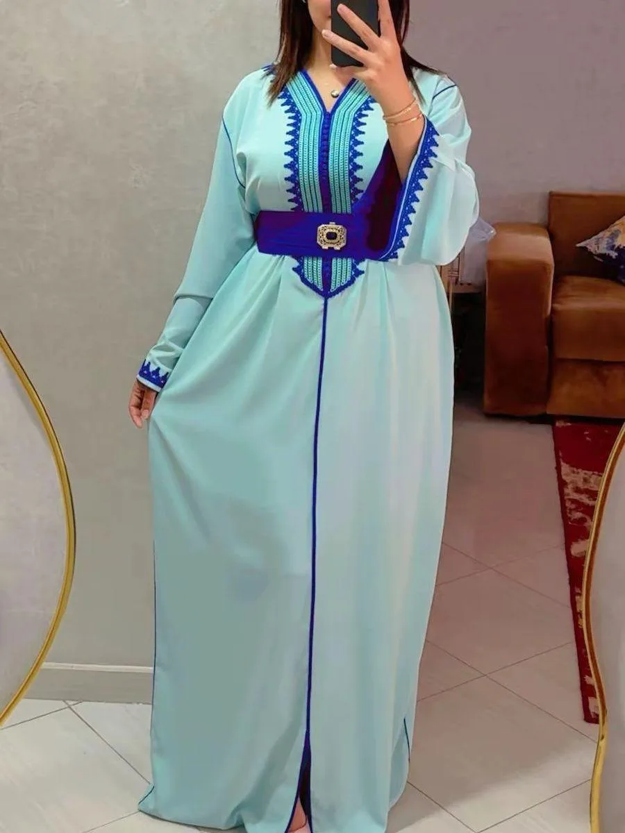 Caftan Alya – Bleu ciel et broderies indigo