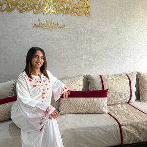 Caftan Inès blanc porté avec coupe longue et fluide