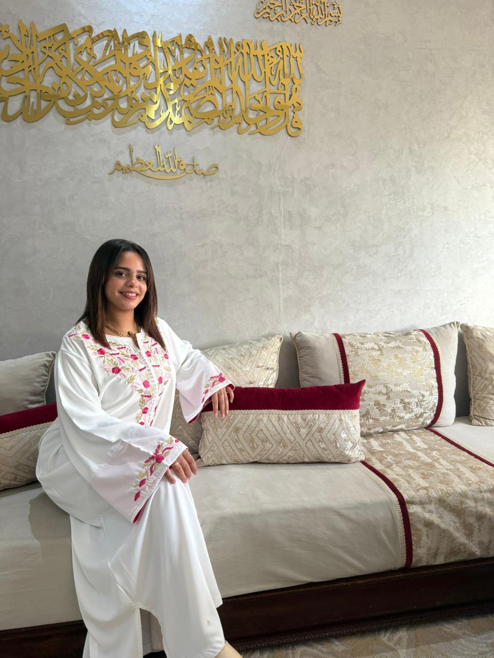 Caftan Inès blanc porté avec coupe longue et fluide