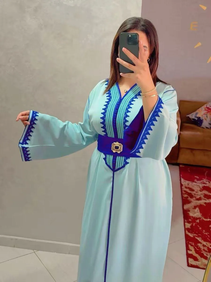 Caftan Alya – Bleu ciel et broderies indigo – vue 4