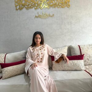 Caftan Inès beige sablé porté avec coupe fluide