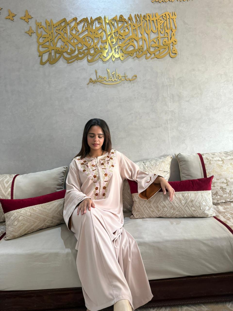 Caftan Inès beige sablé porté avec coupe fluide