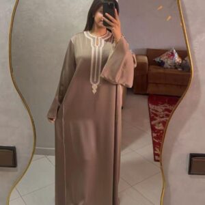 Caftan Sofia beige crème porté avec revers contrastés