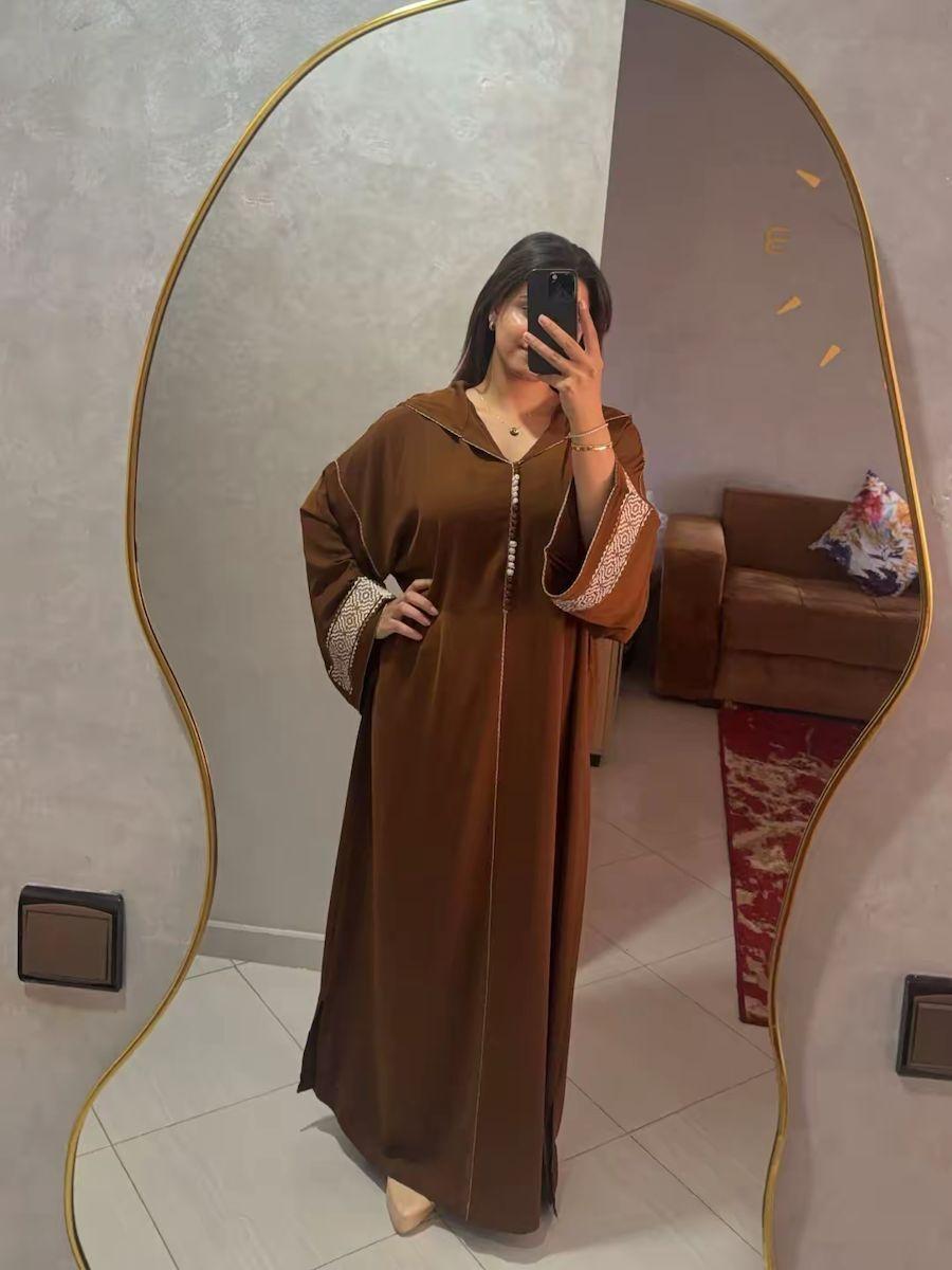 Djellaba Yara marron chocolat portée avec capuche